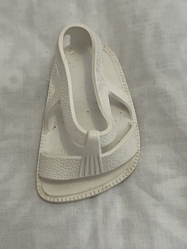 Une chaussure blanche poupée - chaussure,